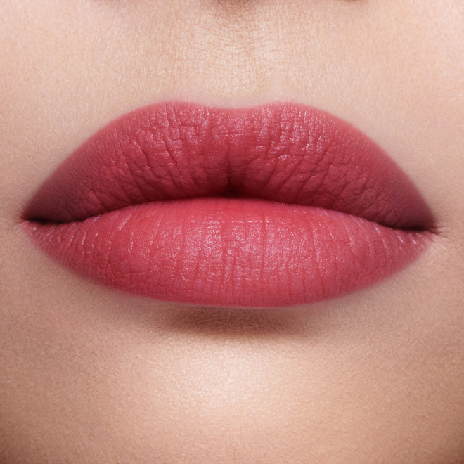 Charlotte Tilbury - Жидкая матовая помада Airbrush Flawless Matte Lip Blur Liquid Lipstick - Фото 2