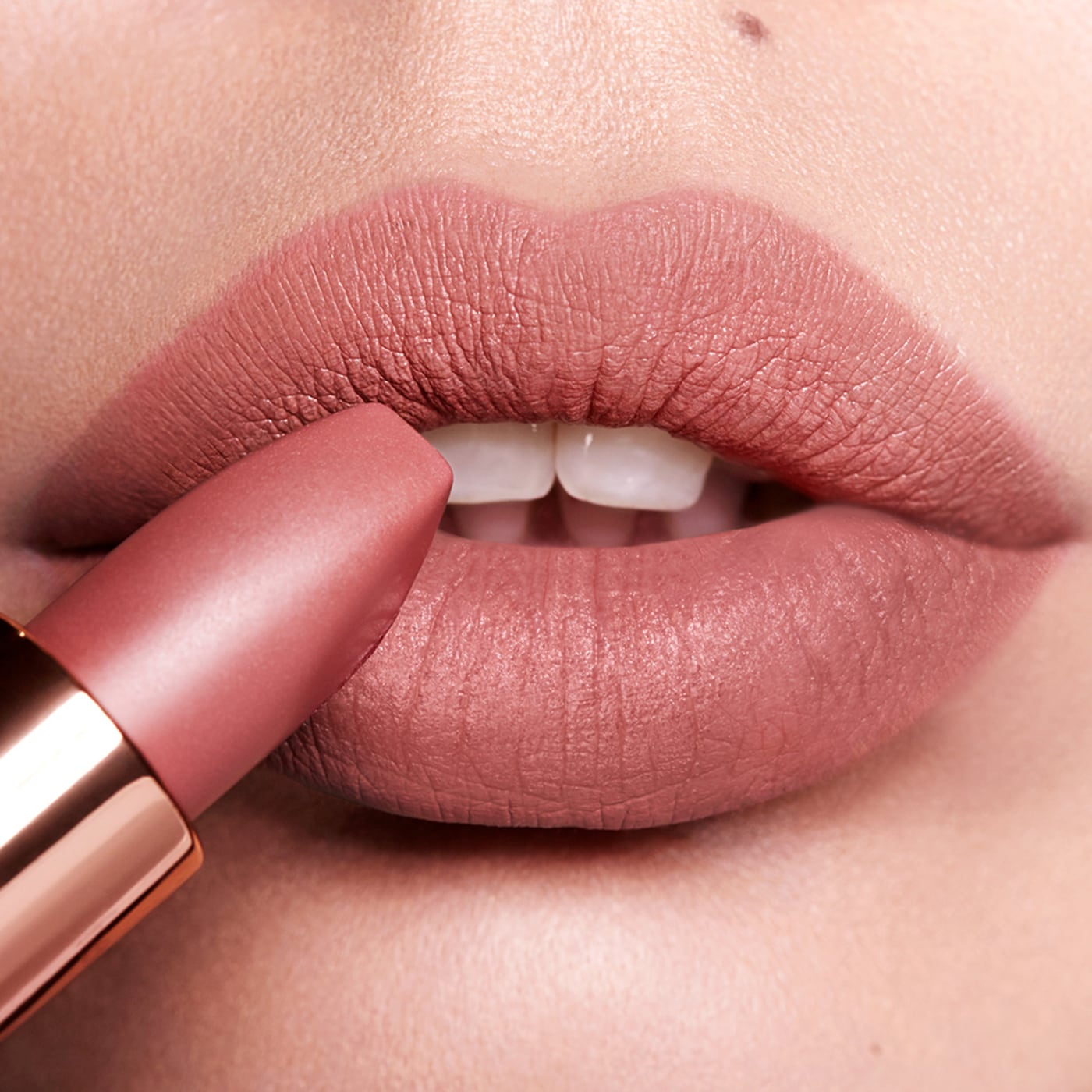 Charlotte Tilbury - Помада для губ Very Victoria Matte Revolution Lipstick - Фото 3